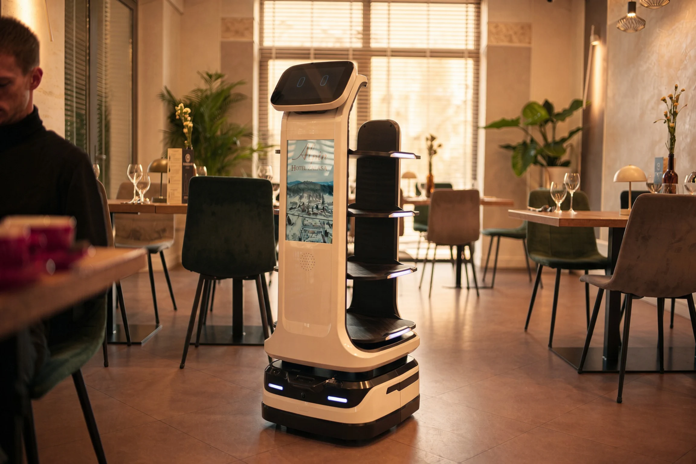 v4r-mars-robot-kelnerski-w-restauracji Robot kelnerski MARS podczas obsługi w restauracji